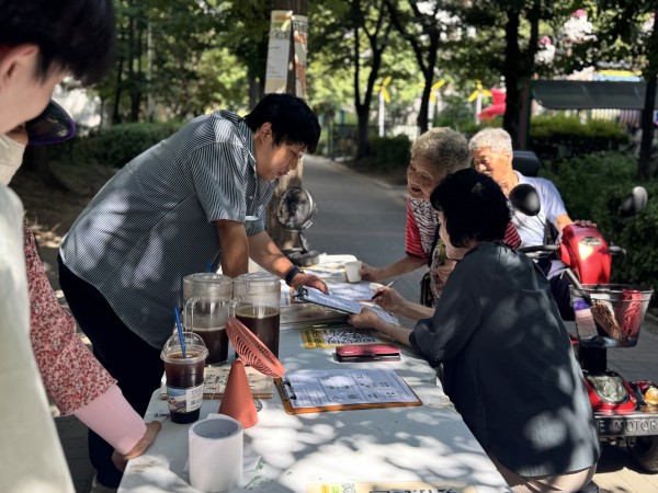 지역주민과 함께 설문조사 진행 모습