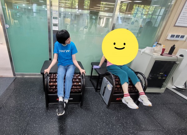 이웃 어르신과 웃으며 함꼐 운동하는 모습이 예뻐요