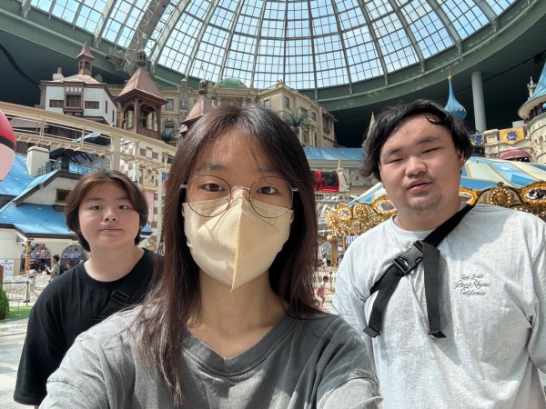 롯데월드에 도착하고 나서 보내 준 사진