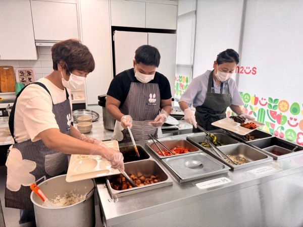 식당에서 배송해 온 음식들