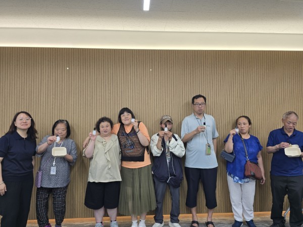 아로마테라피강사님과단체사진찍은우리동네금천학교이용인모습