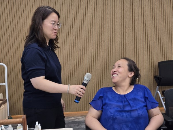 향에 대한 소감을 이야기하는 모습