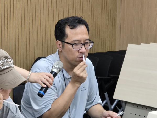다양한 시향지 중에 선택하는 모습