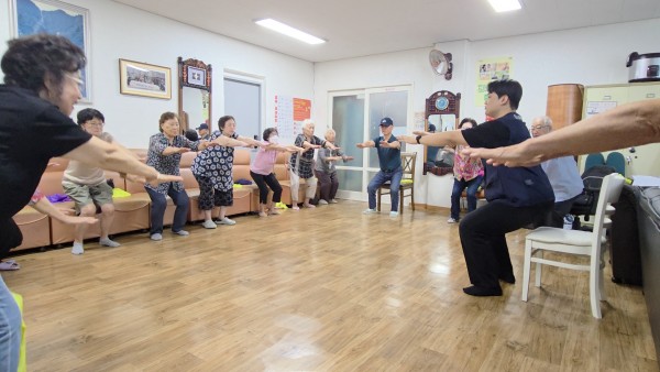 맨몸운동의 꽃! 스쿼트를 가르쳐 드리고 있습니다.