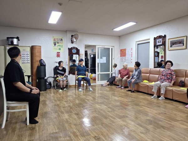 이용인분들이 쉽게 접근할 수 있는 맨몸운동을 알려드리고 있습니다