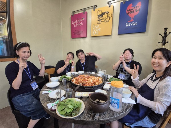 닭갈비 먹는모습