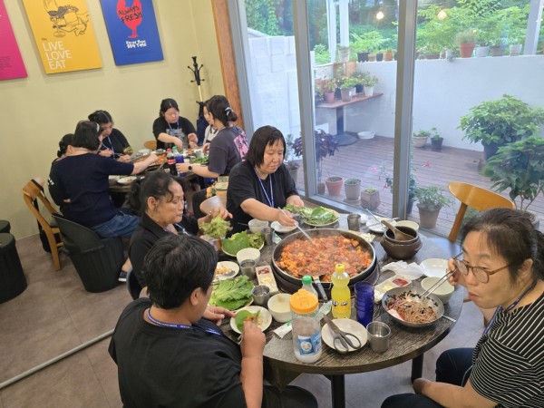 닭갈비 맛있게 먹는 모습