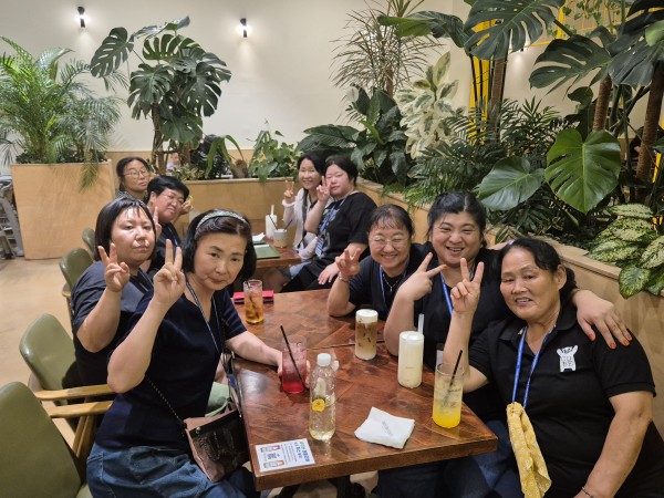 카페 이용하는 모습