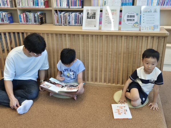 편안한 자리에 앉아 독서를 진행하는 모습