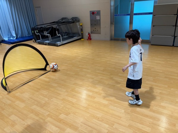 골대를 향해 공을 차는 모습
