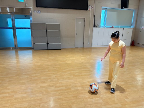 축구공을 바라보는 모습