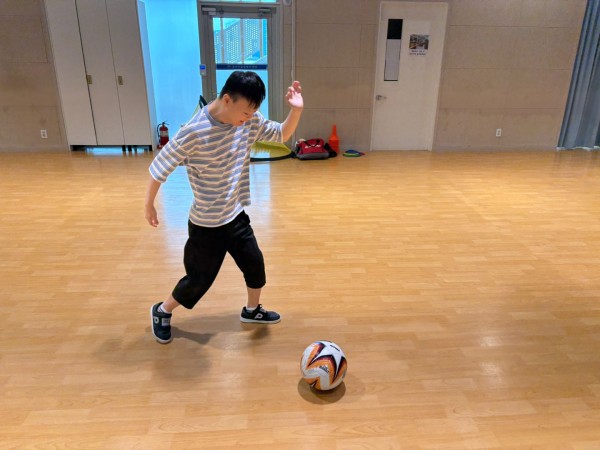 축구공 슈팅 연습하는 모습