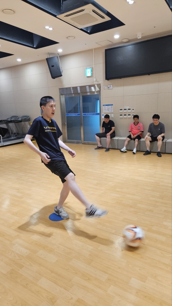 2인1조로 축구공 패스로 주고받는 모습