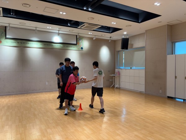 릴레이 달리기 하는 모습