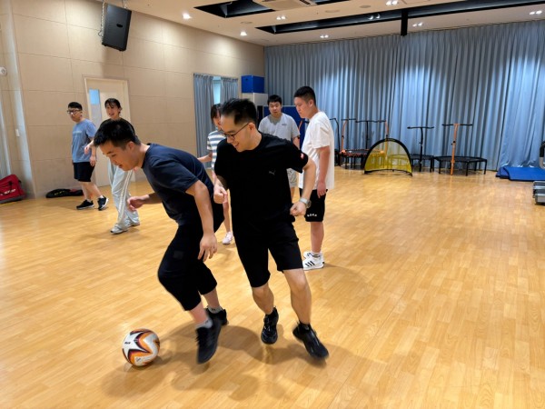 즐겁게 축구경기하는 모습