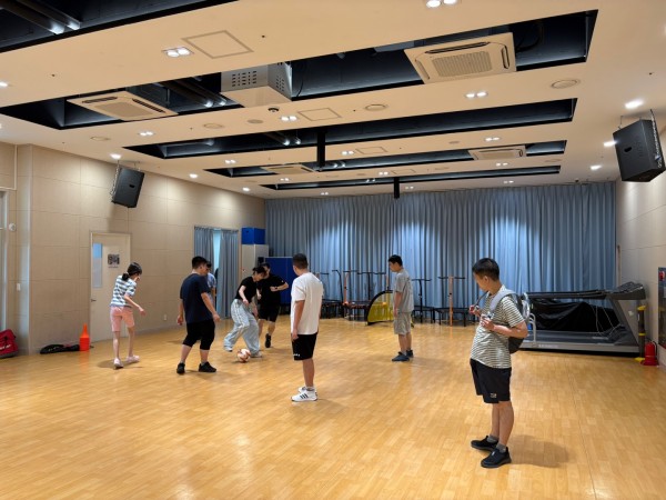 단체로 축구하는 모습
