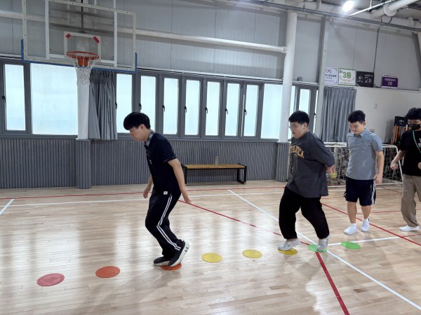 체육수업 시 규칙에 맞게 운동을 진행하는 모습