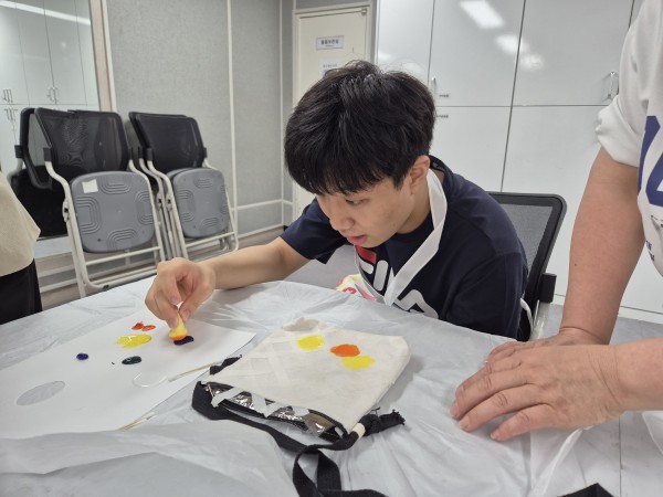 구역별로 색깔을 스펀지로 색을 입히는 모습