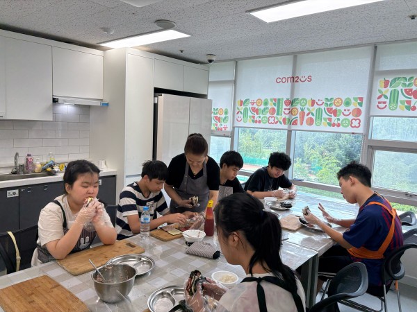 직접 만든 요리를 시식하는 모습