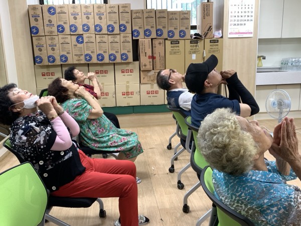 건강체조 전 몸을 풀고 있는 모습