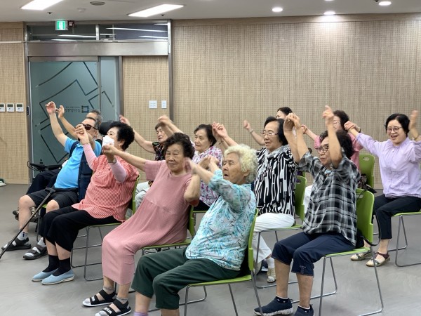 팔을 올려 운동하는 모습