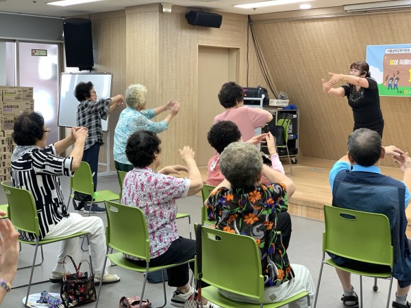 노래에 맞춰 율동하는 모습