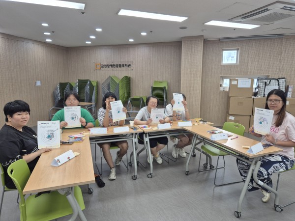 경계존중 활동지를 들고 있는 단체사진