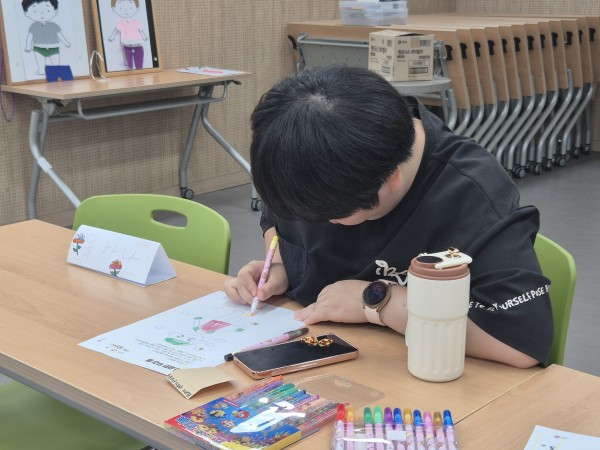 몸에 대한 신호등을 색칠하는 모습