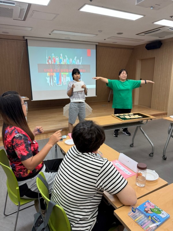 경계에 대한 문제를 몸으로 설명하는 모습