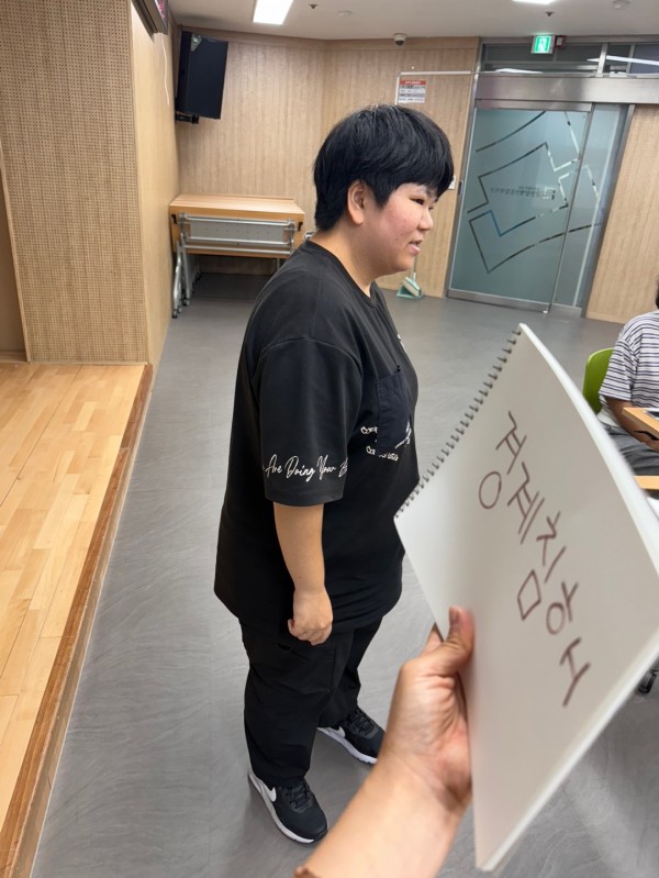 경계심을 표정으로 표현하는 모습