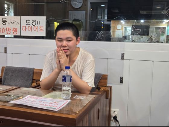 활동에 대해 즐거운 표정으로 재밌었다고 말하는 참여자 모습