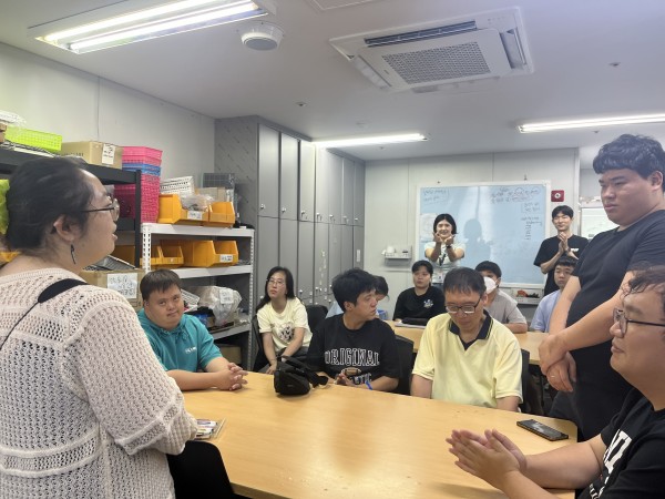 훈련에 참여한 이용인이 자기소개를 하는 모습