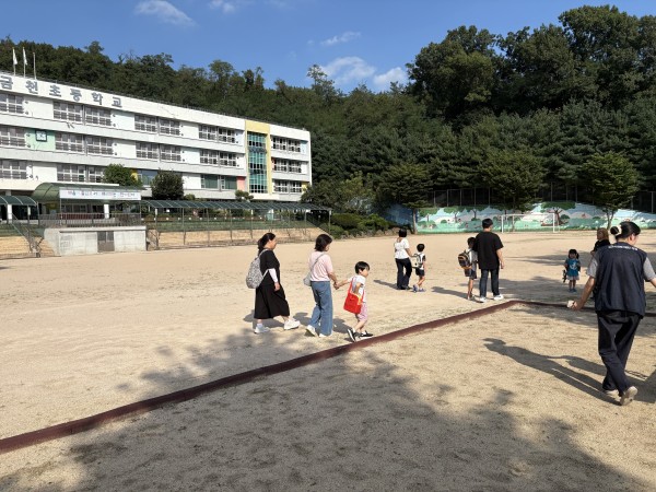 금천초에 방문하는 모습