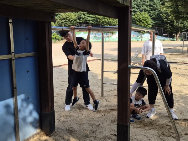 아동이 사다리타기를 이용하는 모습