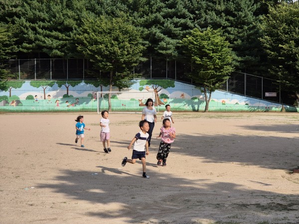 운동장을 뛰어다니는 모습