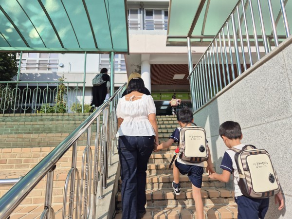 학교 외부를 탐방하는 모습