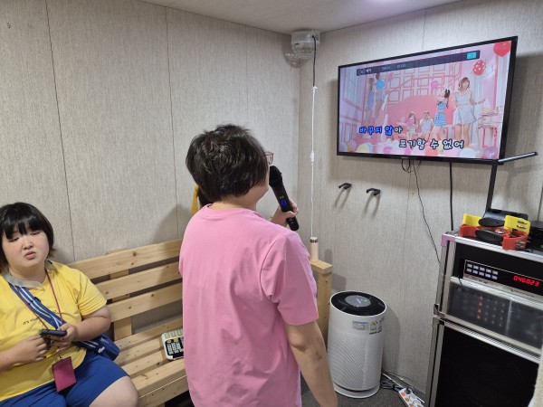 노래를 부르고 있는 이용인의 모습