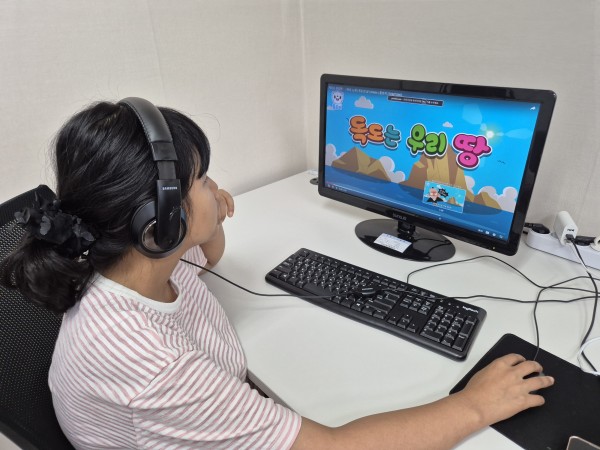 컴퓨터로 원하는 영상을 시청하는 모습