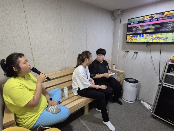 노래 취향을 공유하는 모습