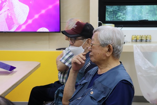 이미용 행사를 참여하기 위해 복지관을 방문한 이용인