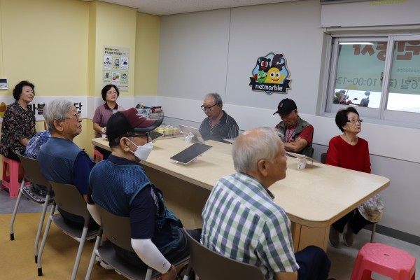 삼삼오오 모여 담소를 나누는 이용인들