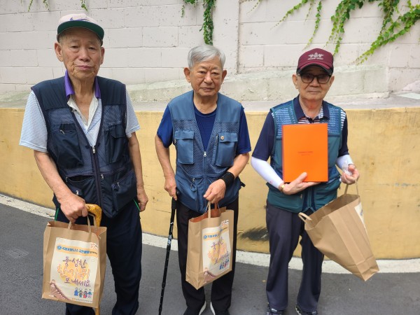 새로한 머리와 함께 단체 사진을 찍는 이용인