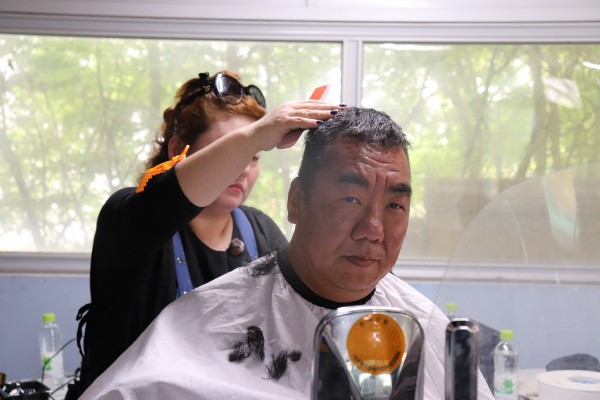 커트를 받고 있는 이용인의 모습
