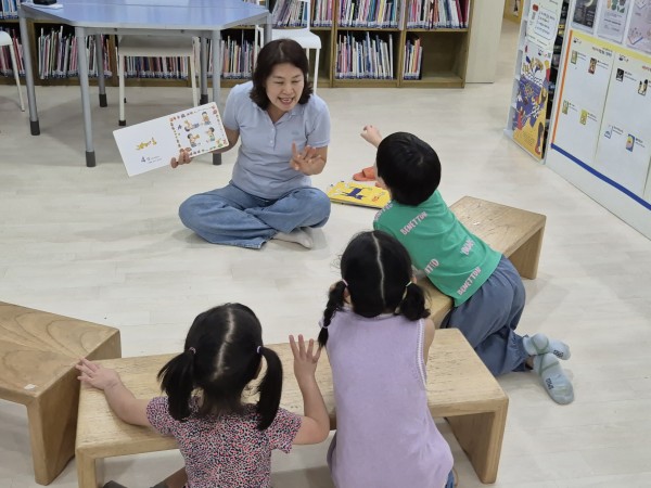 동화를 보고 질문을 하고있는 아동의 모습