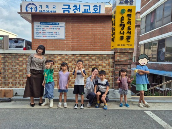 은행나무어린이도서관 앞에서 단체사진