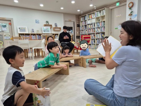 동화구연에 집중하고 있는 모습