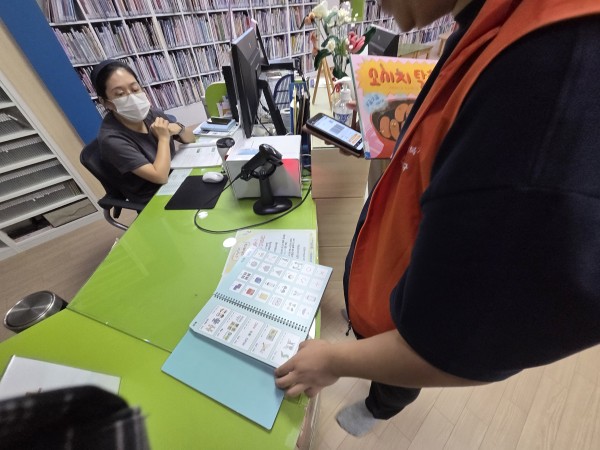 aac그림글자판으로 대여하는 모습