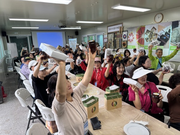 부여기와마을에서 체험 후 만든 기념품을 들고 찍은 사진