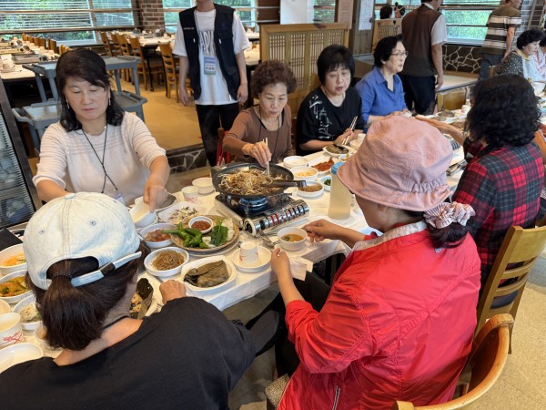 백제궁 수라간에서 식사하는 사진