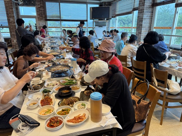 활동지원사 나들이에서 식사를 하고 있는 사진